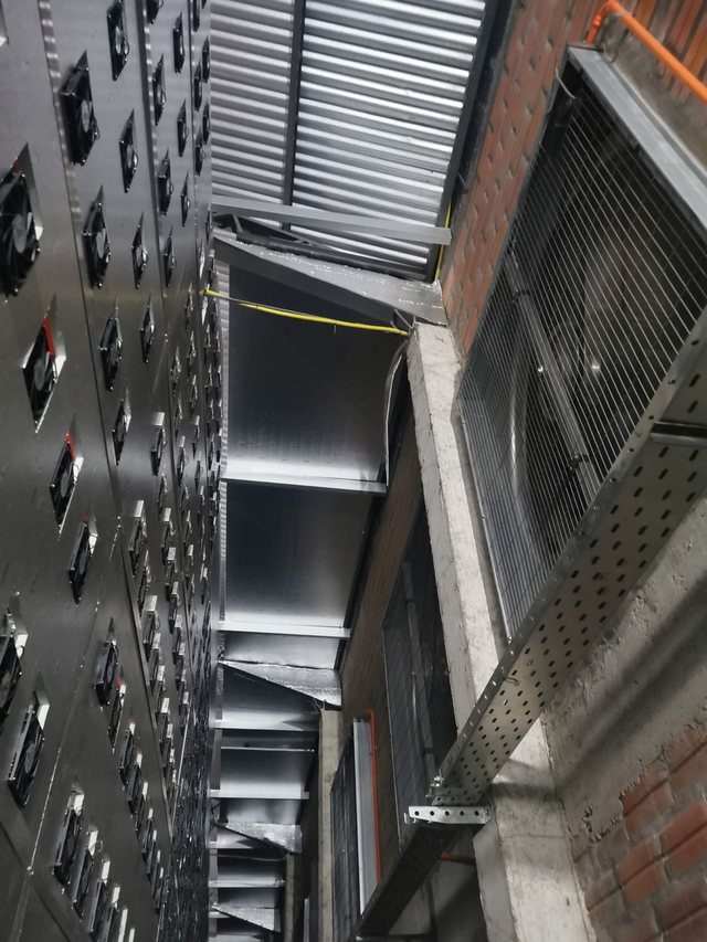 Miners and exhaust fans inside a Paracan hall
